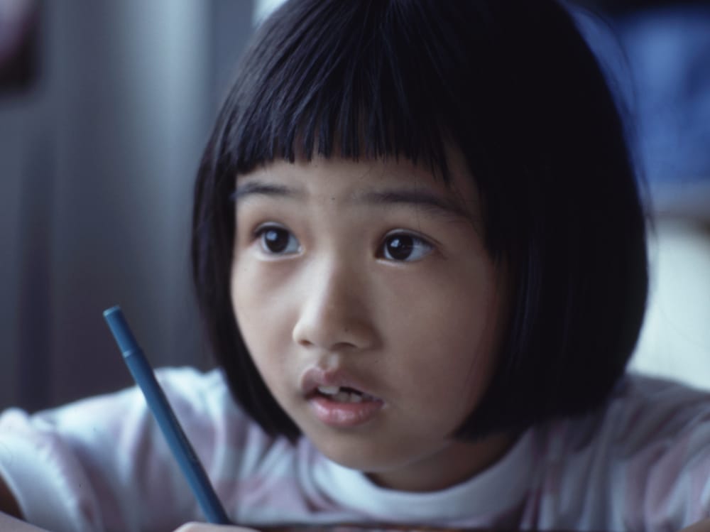 portrait d'un enfant tenant un stylo